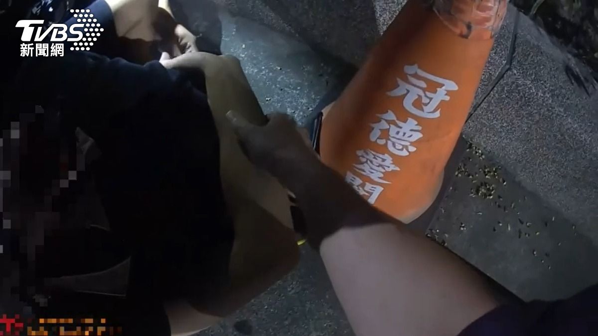 失聯移工被警方上銬逮捕。(圖/TVBS)