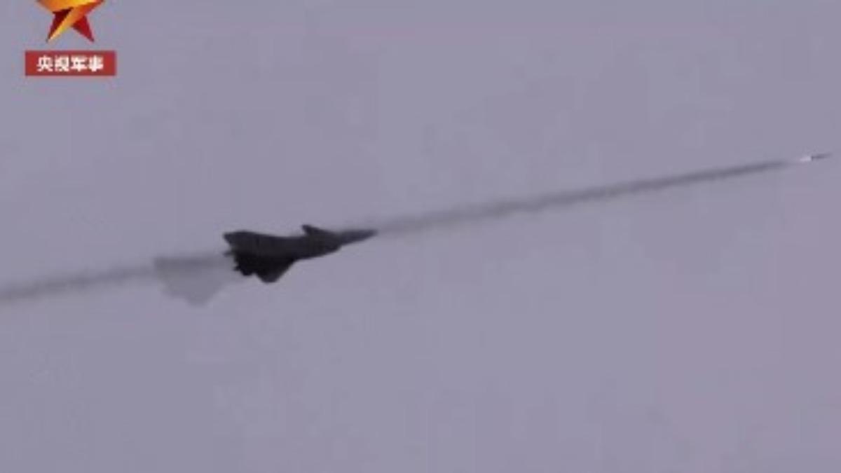 殲-20射出霹靂-10導彈。（圖／翻攝自 微博 央視軍事）