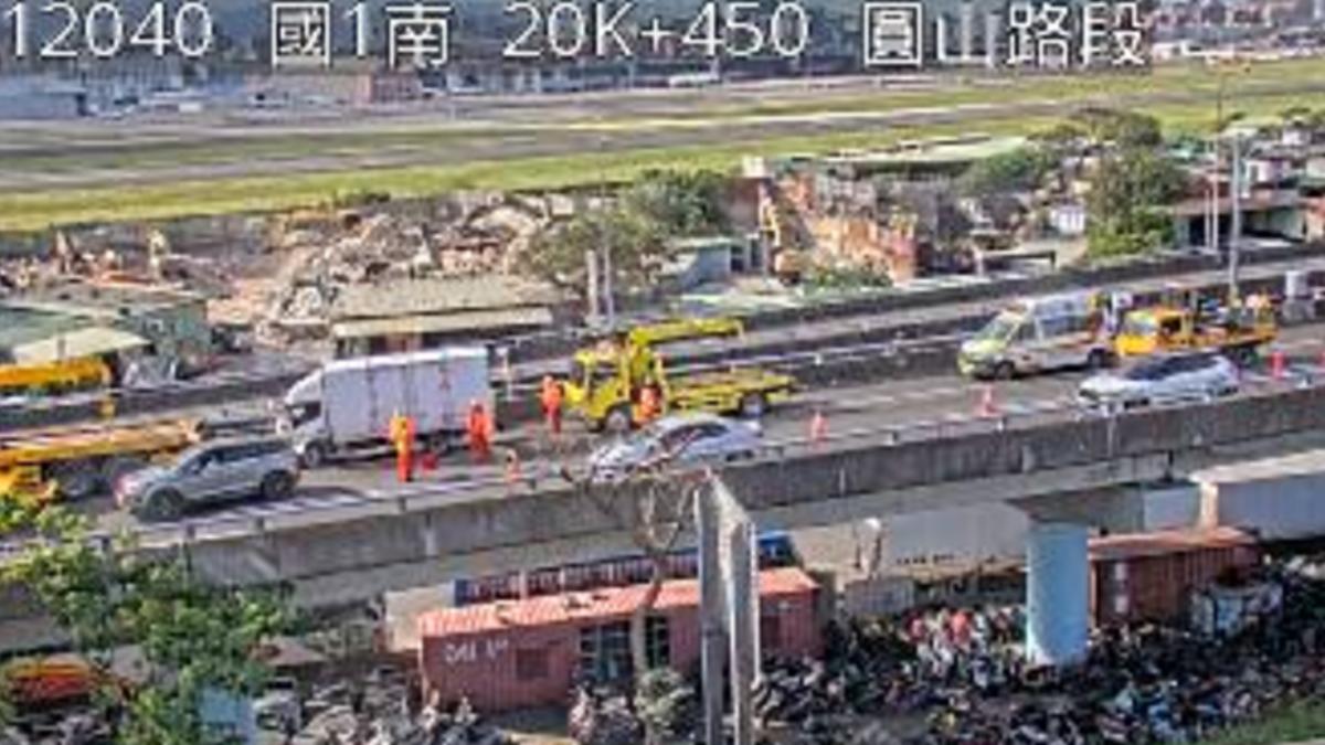 快訊/上班注意!汐五高架小貨車、休旅車事故 車流回堵8公里