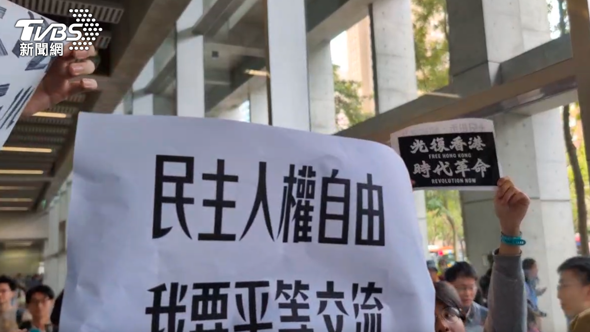 快訊／陸生團馬龍訪台大！學生突襲舉牌抗議「這裡不是中國台北」