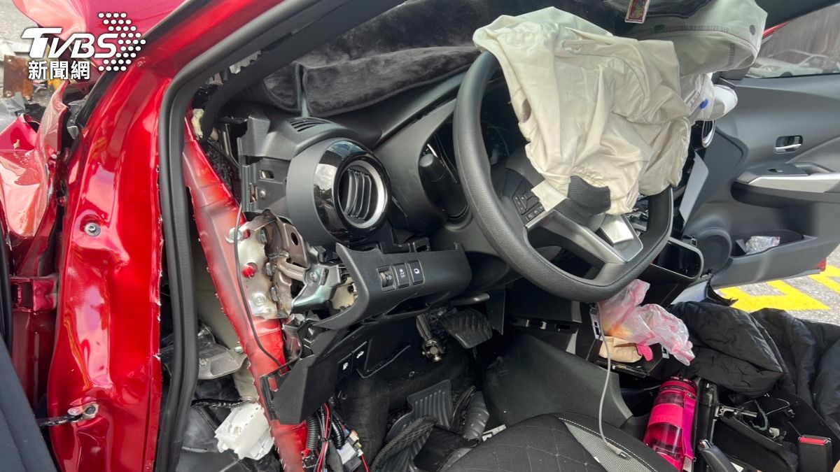 花蓮翁開車自撞,副駕內臟破裂不治。(圖/TVBS)