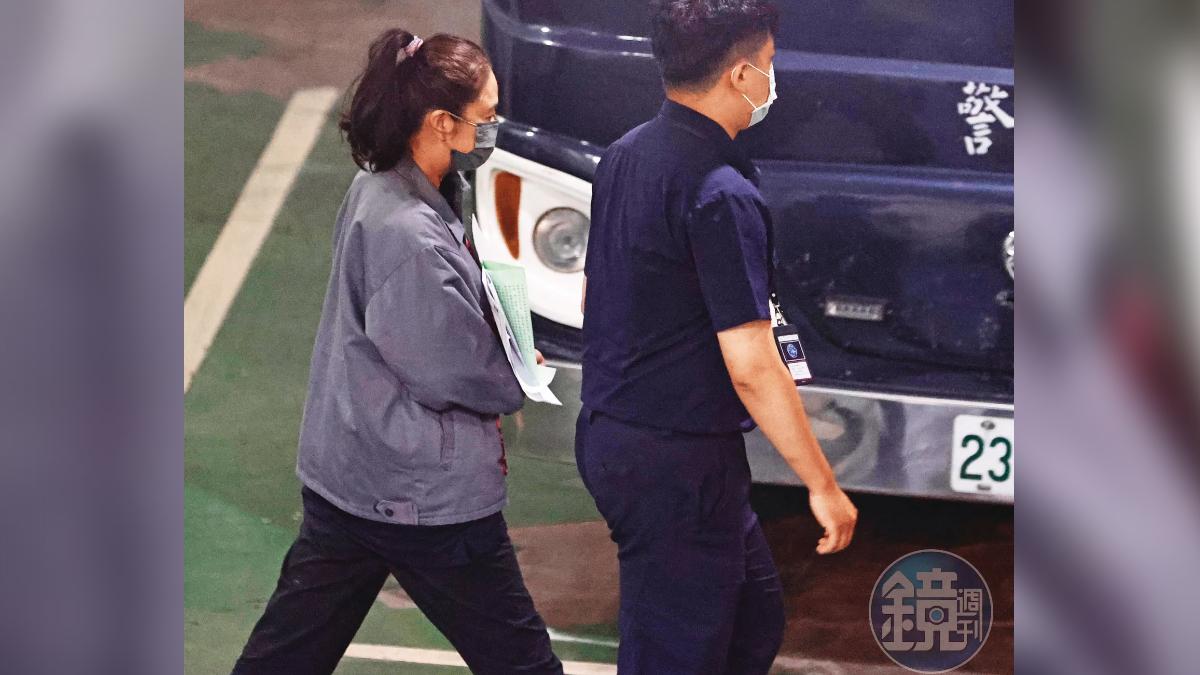 應曉薇被收押在北所練道家修仙術，她自稱已過世的氣功大師二度穿著紅色道袍且面帶微笑到監獄看她。（圖／鏡週刊）