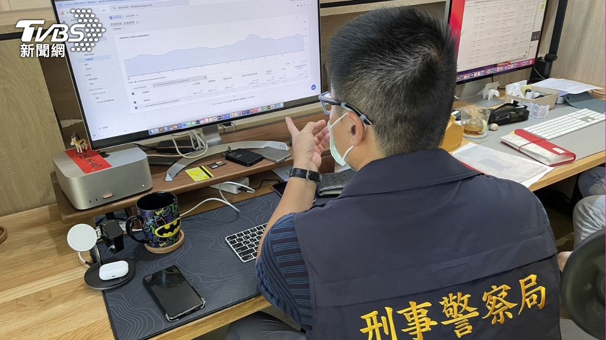 警方發現網紅涉嫌教學看盜版。(圖/TVBS)