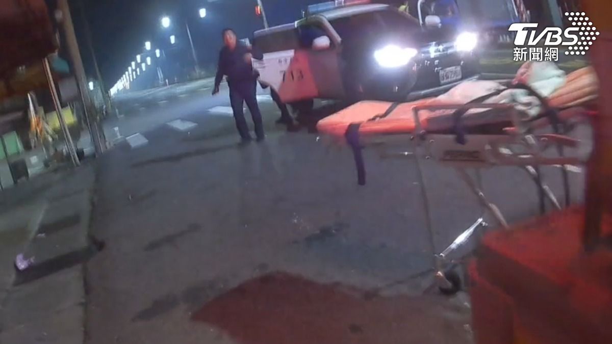警消獲報趕抵現場,但葉女已經失去生命跡象。(圖/TVBS)