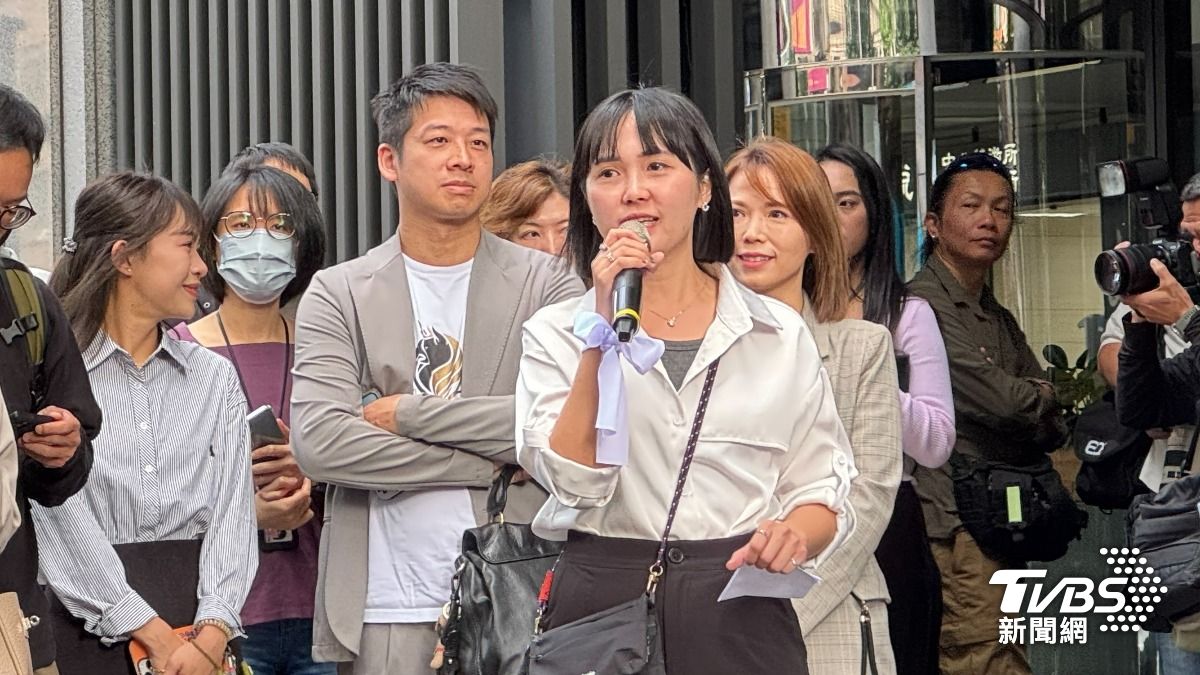 民眾黨發言人吳怡萱酸《鏡週刊》是恐怖情人。(圖/劉庭宇攝)