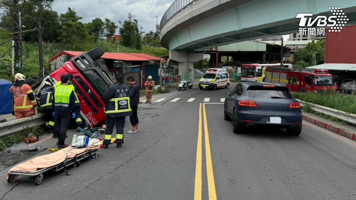 水泥預拌車失控翻覆，警消到場救援。（圖／TVBS）