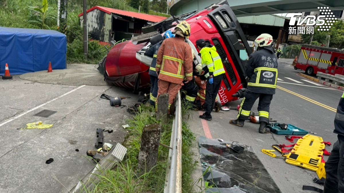 水泥預拌車失控翻覆,警消到場救援。(圖/TVBS)
