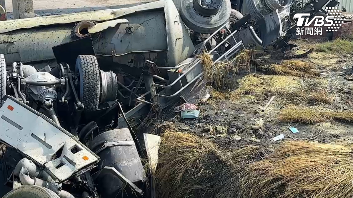 國1油罐車翻覆解體！「廢酸洗液」流出現場封鎖　司機送醫不治
