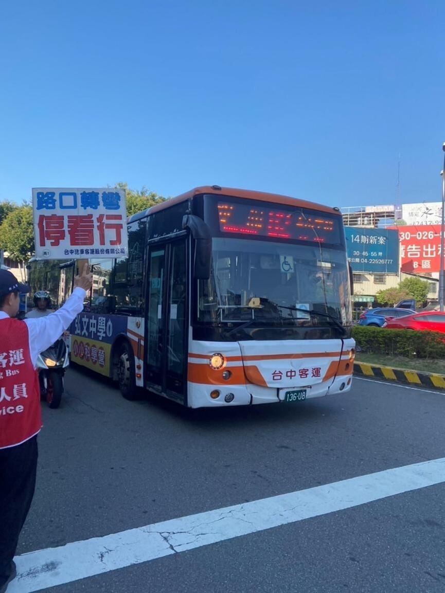 交通部長陳世凱親自前往路口視察。（圖／交通部提供）