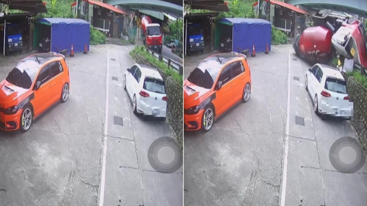 驚悚瞬間曝!水泥預拌車翻覆「轎車險被壓扁」 婦人嚇到跳起來