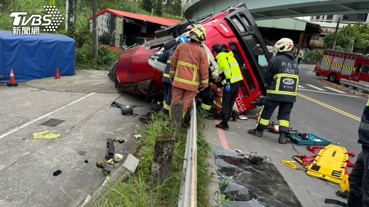 水泥車失控翻覆，駕駛受困車內。（圖／TVBS）