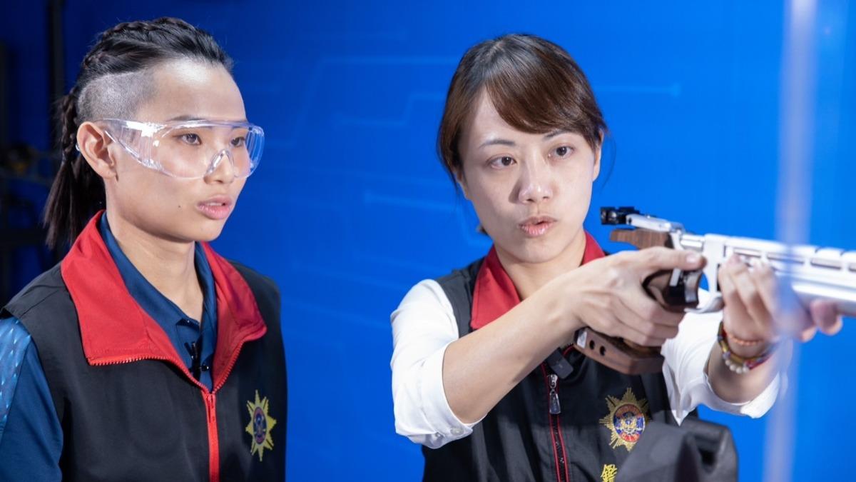 戴資穎體驗空氣槍。（圖／元和雅提供）