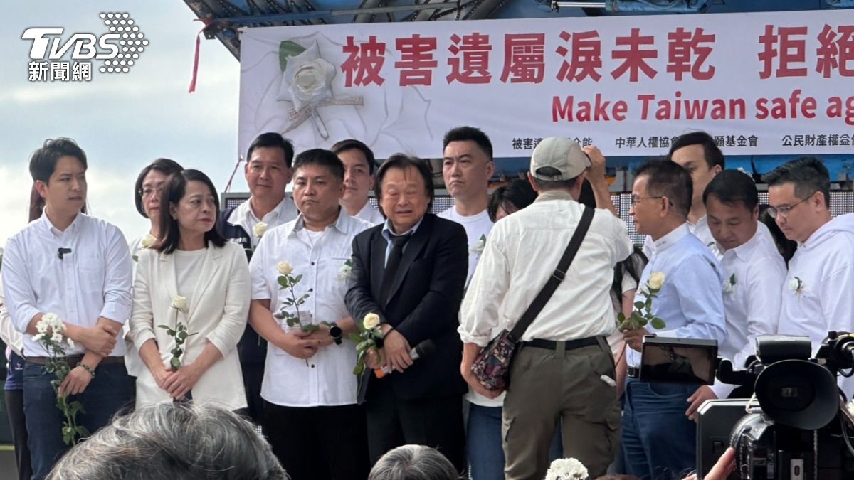多位藍委出席白玫瑰遊行,綠委僅王世堅到場。(圖/林茜妤攝)