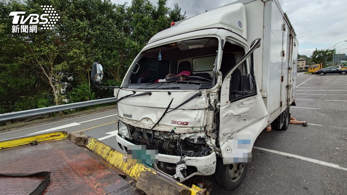 肇事的小貨車。(圖/TVBS)