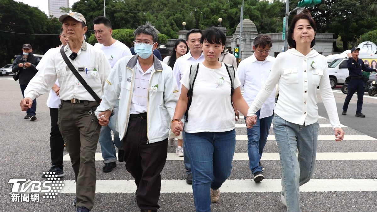 女教師案、土城割喉案、台南殺警案家屬一起到司法院遞交陳情書。(圖/潘建樺攝)