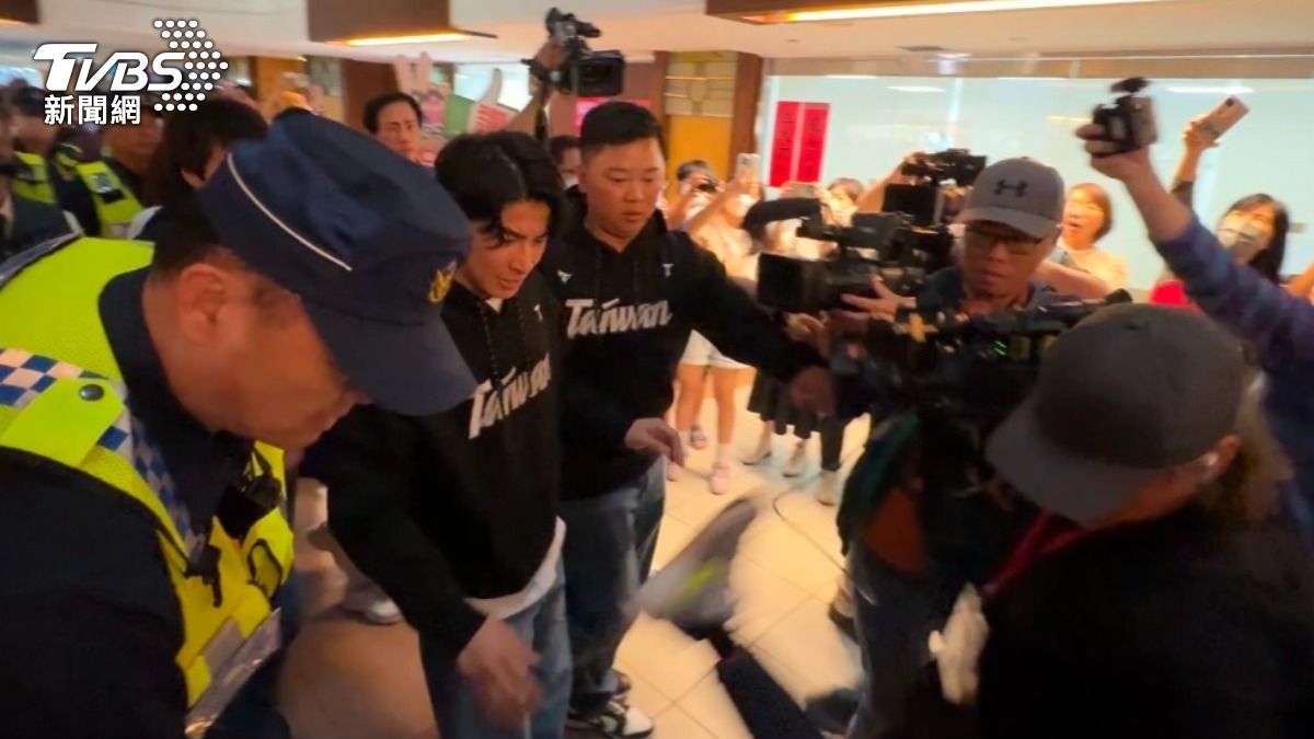 直擊/台灣英雄台南遊行登場!陳傑憲現身引騷動 粉絲擠爆跌倒