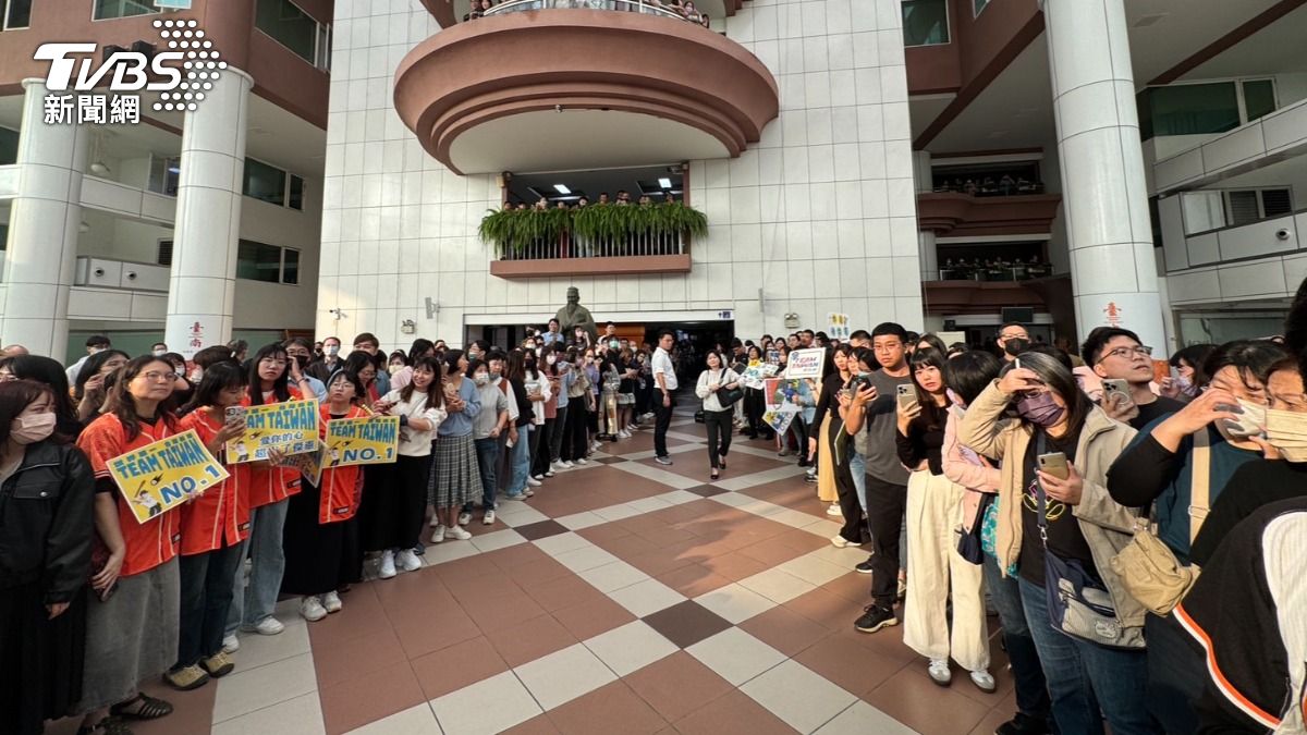 民眾列隊歡迎「台灣尚勇」英雄抵達台南。(圖/陳佳宜攝)