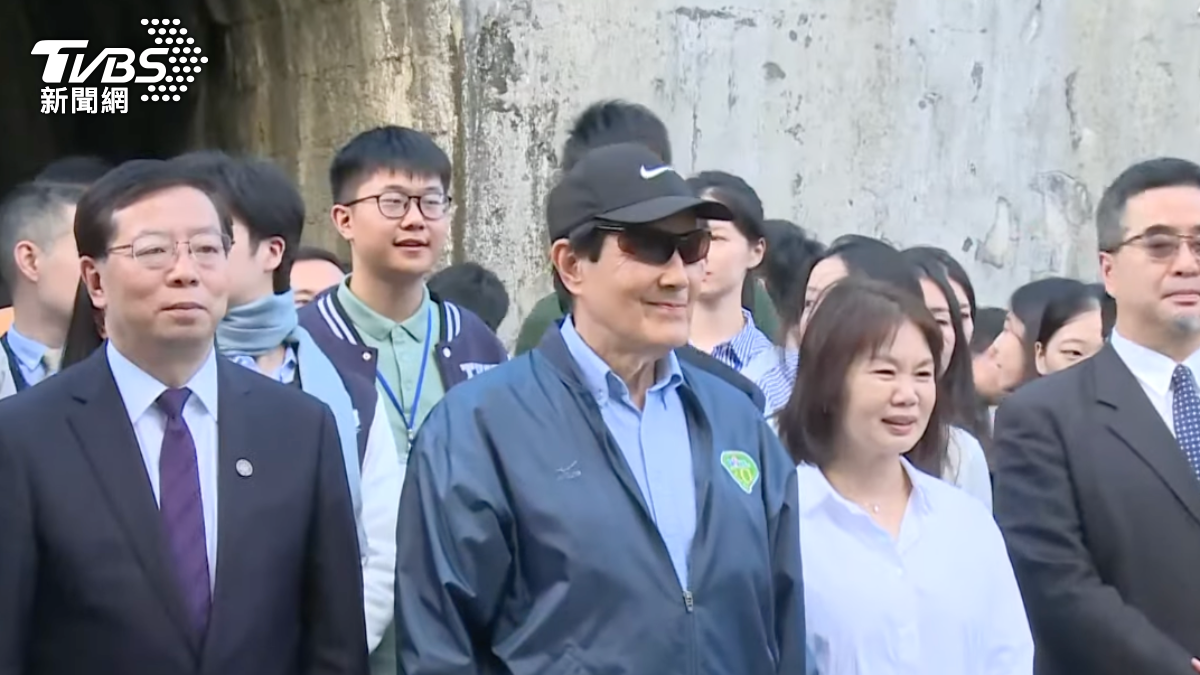 陸生團赴淡水又遭抗議!台灣國喊「賣國賊」 馬英九做鬼臉回敬