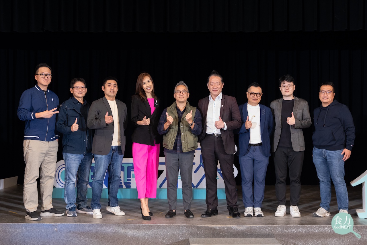 由《食力》創辦人暨總編輯童儀展擔任評審長,帶領台灣與新加坡共9位產業專家擔任「食創之星」評審團。(張偉明攝)