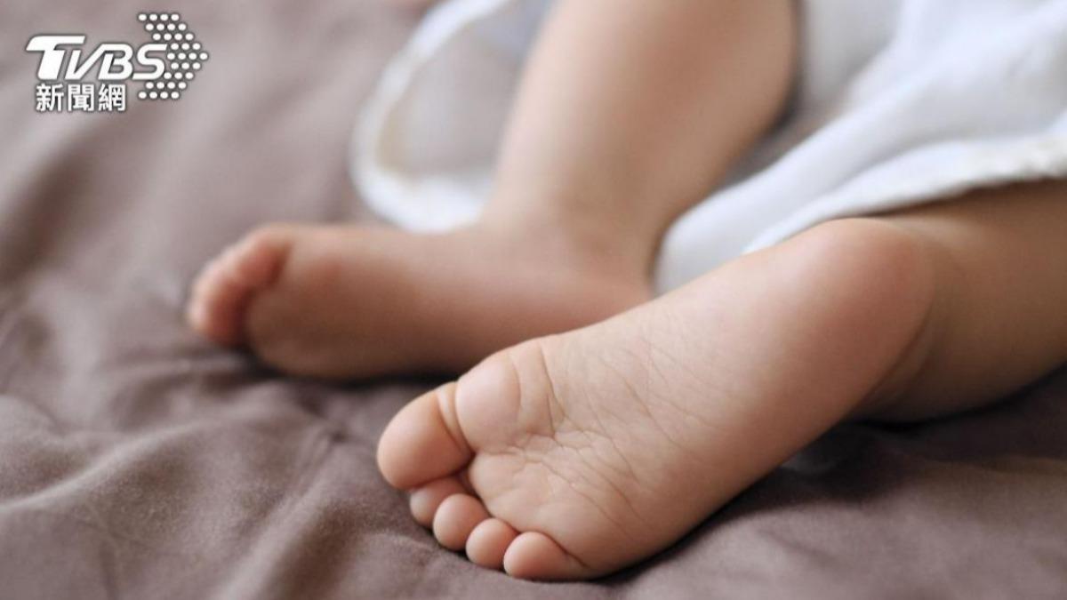 破碎家庭孩受苦!爸出遊2幼兒丟家中 媽交新男友也不管
