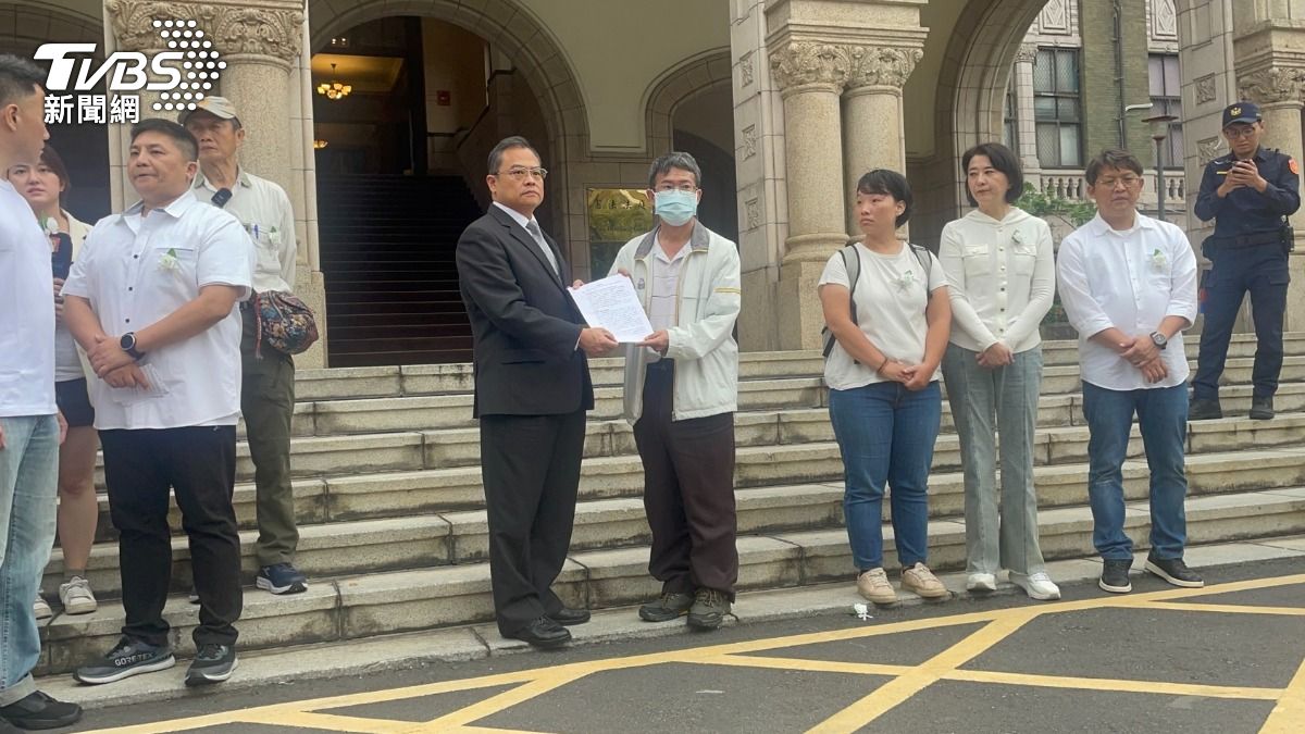 司法院由刑事廳長李釱任接下死者家屬的陳情信。(圖/潘千詩攝)