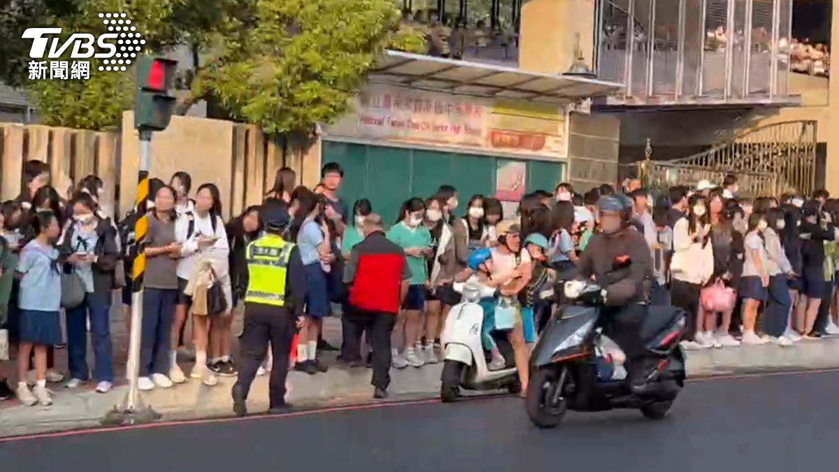 遊行沿途有許多民眾列隊歡呼台灣英雄回家。(圖/TVBS)
