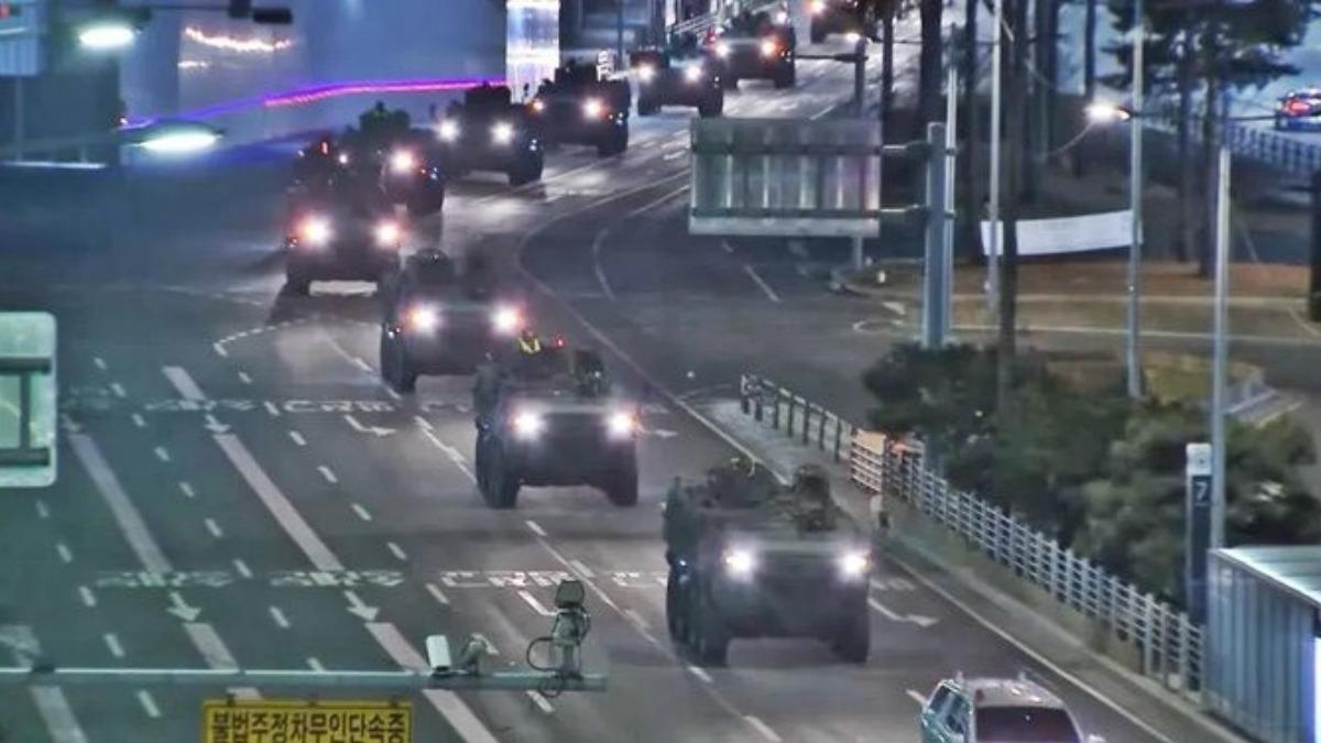 韓國網友曝光路上出現軍車的畫面。(圖/翻攝自naver)