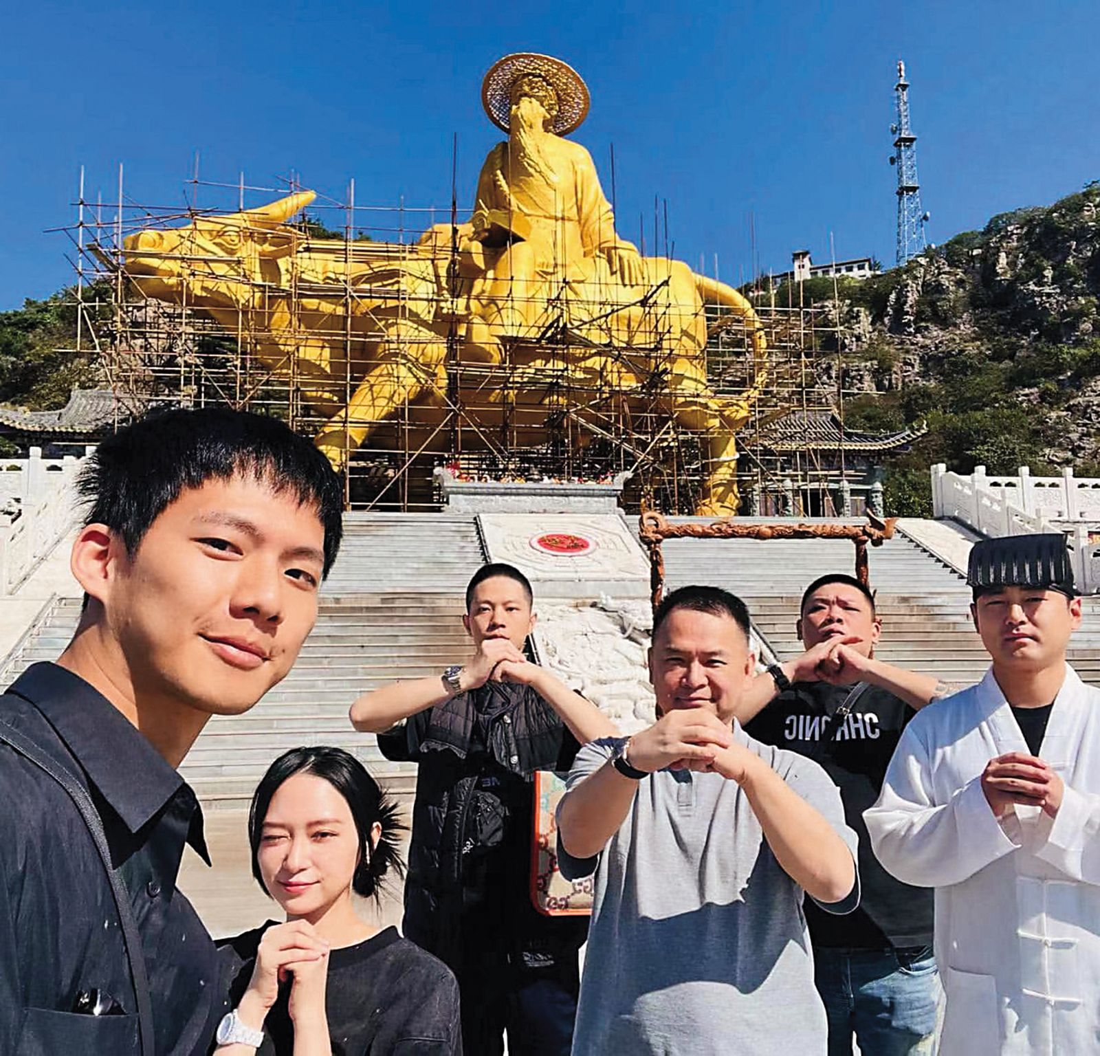今年9月《角頭》IP大家長張威縯（右三）赴對岸參拜，女兒張芷瑄（左二）與吳念軒（左一）也隨行。（圖／翻攝自張威縯IG）