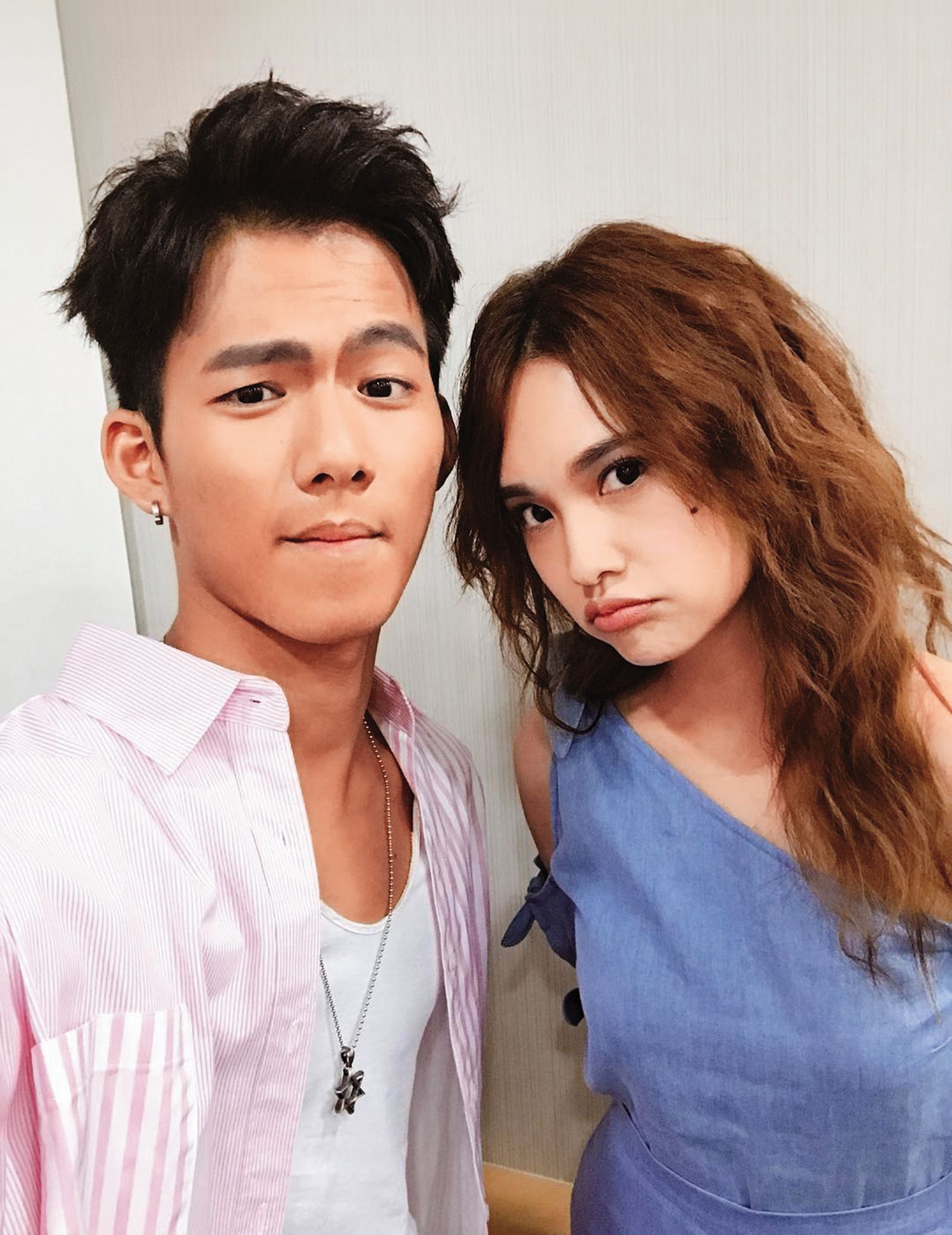 當年22歲的吳念軒（左）憑《紅衣小女孩2》扮演「虎爺」乩身出名，該片女主角為楊丞琳（右）。	（圖／翻攝自吳念軒IG）