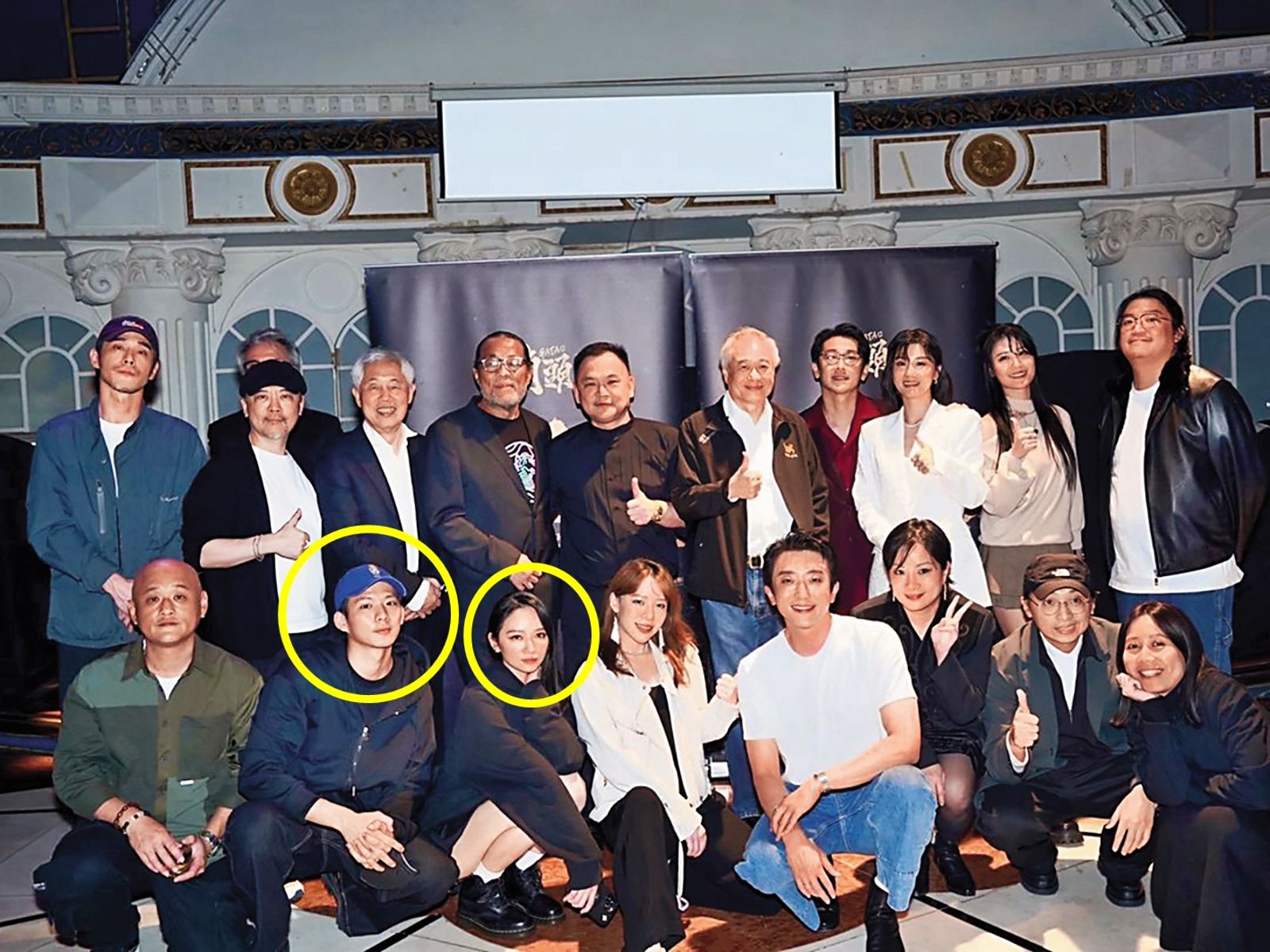 導演李安（後排右二）、金馬主席李屏賓（後排右四）與《角頭—大橋頭》主創合照，吳念軒（前排左一）蹲在女友張芷瑄（前排左二）身旁。（圖／翻攝自張威縯IG）