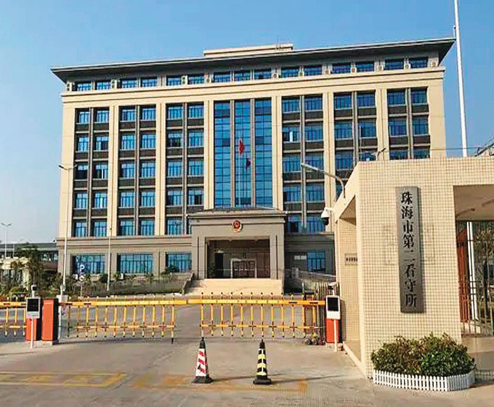 有台灣民眾在廣東因宗教案件被押。左圖為中國廣東珠海看守所。（圖／翻攝微博）