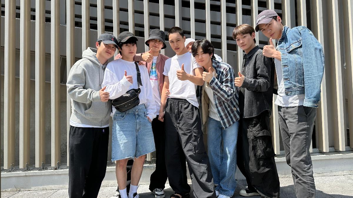 韓團EXO的成員Kai(左四)、世勳(右一)亦還在軍中服役。(圖/翻攝自X@weareoneEXO)