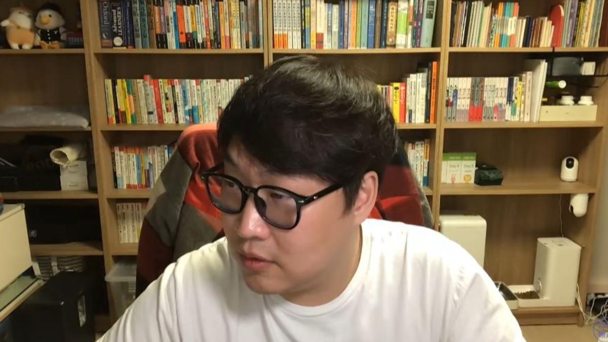 胃酸人認為，南韓這次的戒嚴相當奇怪，恐使當地政局更加動盪。（圖／翻攝自「胃酸人 위산맨」YT）