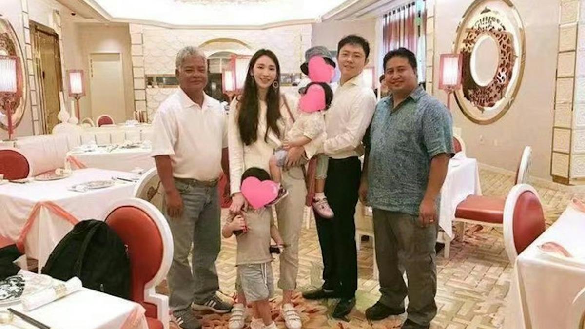 吳佩慈與百億富商男友紀曉波(右二)育有兩子兩女。(圖/翻攝自微博@吳佩慈)