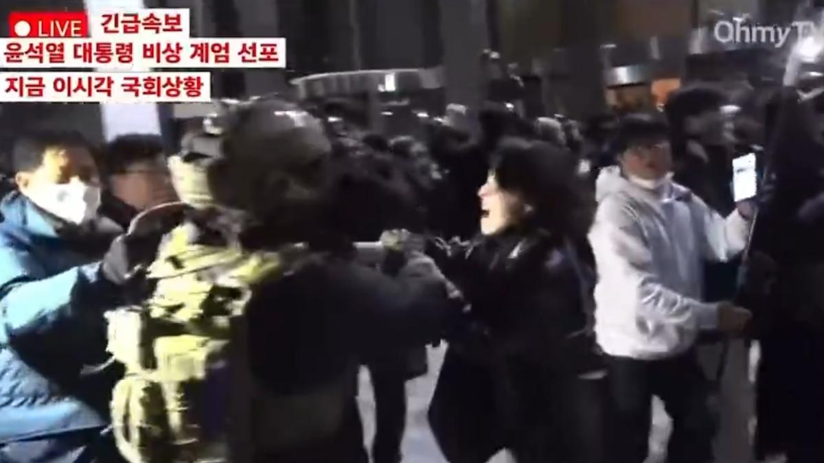 民主黨發言人安貴朎與戒嚴軍發生衝突。（圖／翻攝自X）