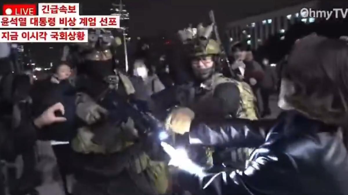 戒嚴軍將槍口對準安貴朎。（圖／翻攝自X）