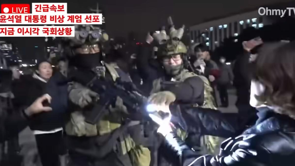 南韓戒嚴爆衝突！美女前主播「徒手勇搶軍人步槍」畫面曝