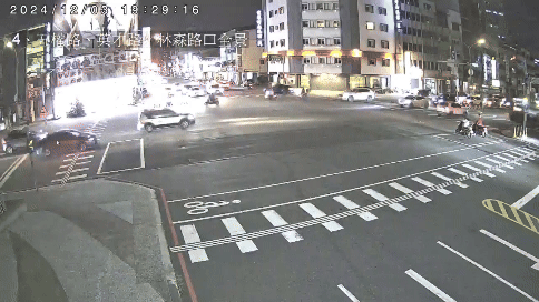 周男因不明原因撞上分隔島。（圖／TVBS）