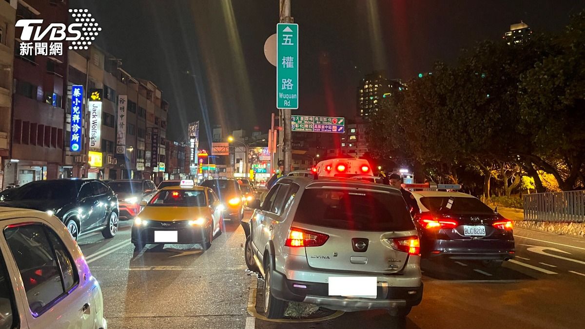 有片/歸剛ㄟ!台中休旅車騎上安全島 「左前輪懸空」慘況曝