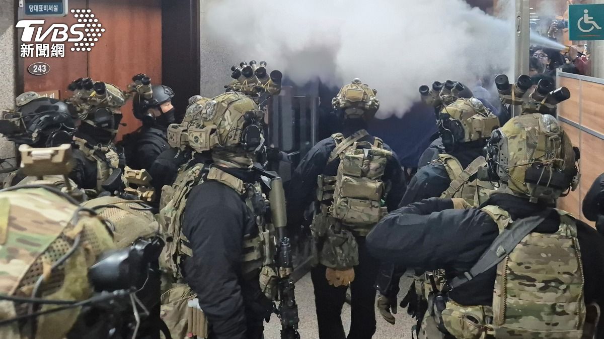 韓國戒嚴280武裝軍人闖國會 議員們「秒做這舉動」降衝突風險