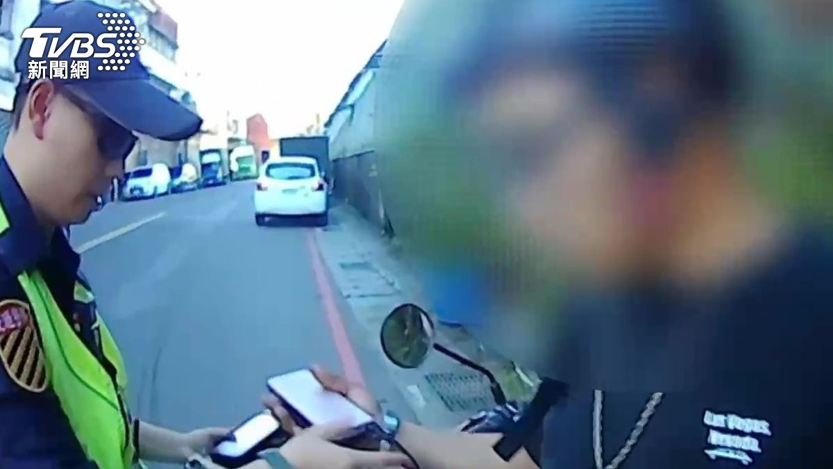 男子騎乘微電車遭攔查，意外發現失竊車輛。（圖／TVBS）