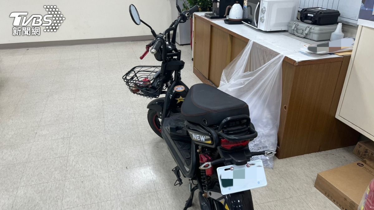 車主依規定掛牌讓警方得以尋獲失竊車輛。（圖／TVBS）