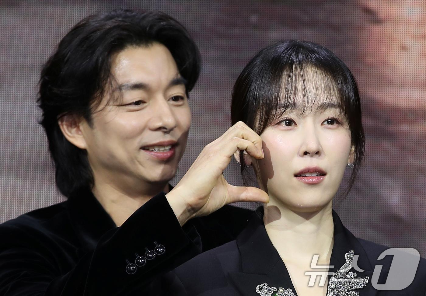 孔劉(左)、徐玄振主演韓劇《一箱情緣》,兩人記者會上不少超甜互動。(圖/news1提供)