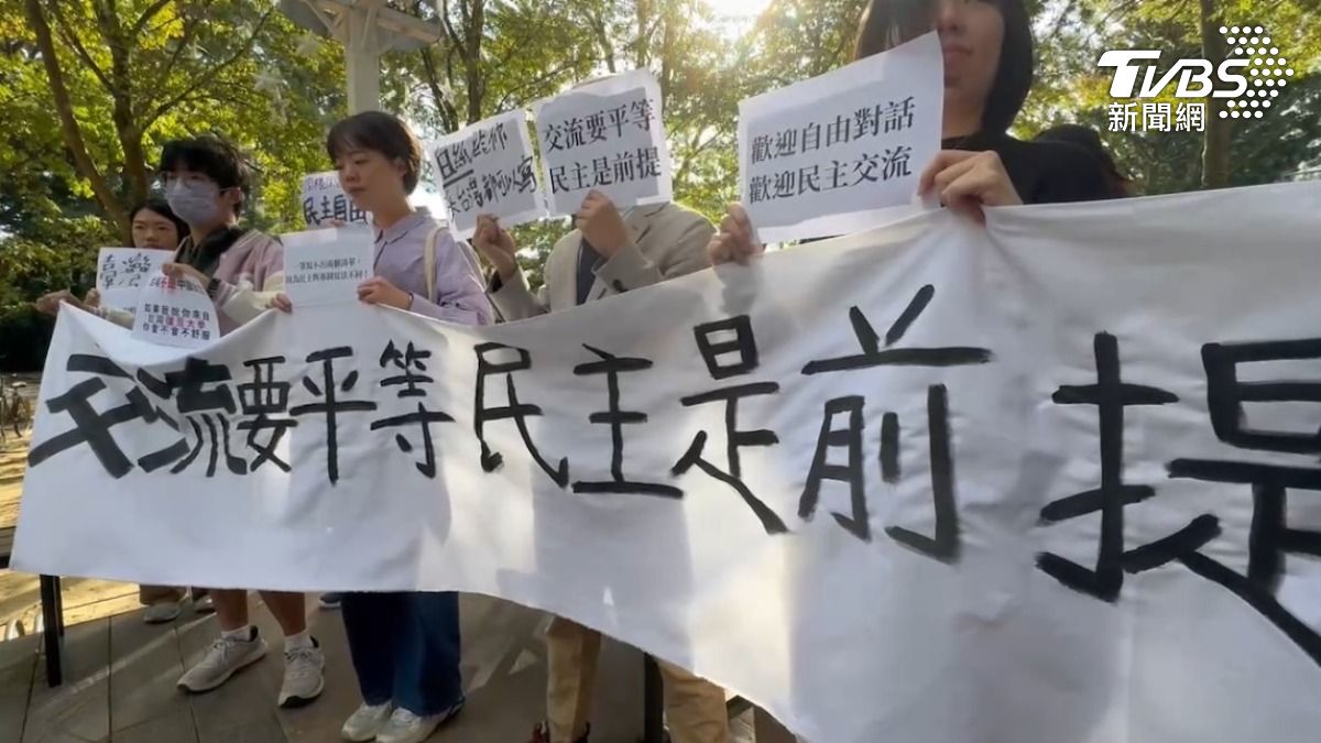 學生高舉布條及看板。(圖/TVBS)