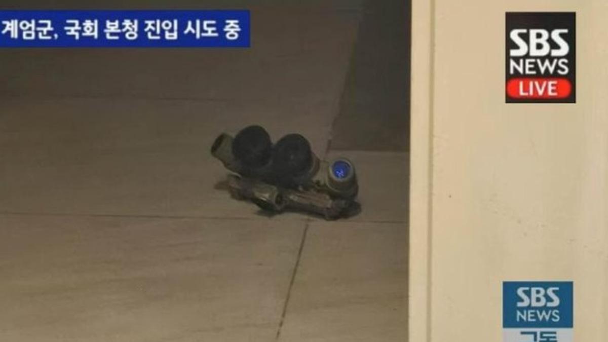 電視台拍到疑似南韓軍人遺落的裝備。(圖/翻攝自SBS News)