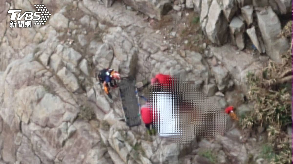 快訊/龍洞攀岩場女子「躺臥峭壁」亡!留下一灘血