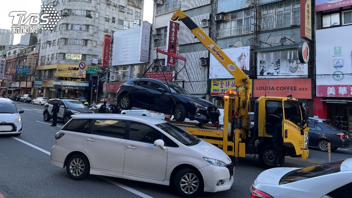 男開車突暴衝肇事。(圖/TVBS)