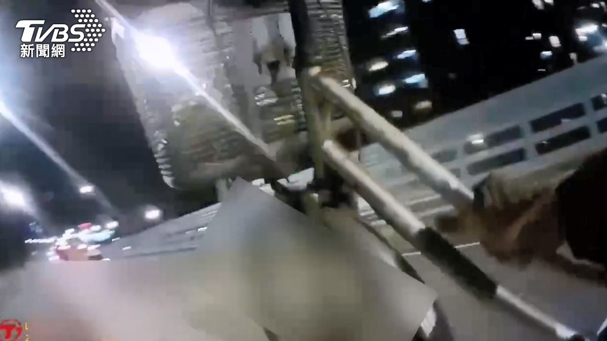 北投分局石牌派出所員警牽著腳踏車，徒步走下快速道路。（圖／TVBS）