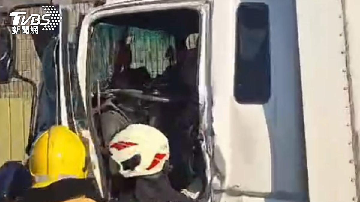 駕駛受困在內表情痛苦。(圖/民眾提供)