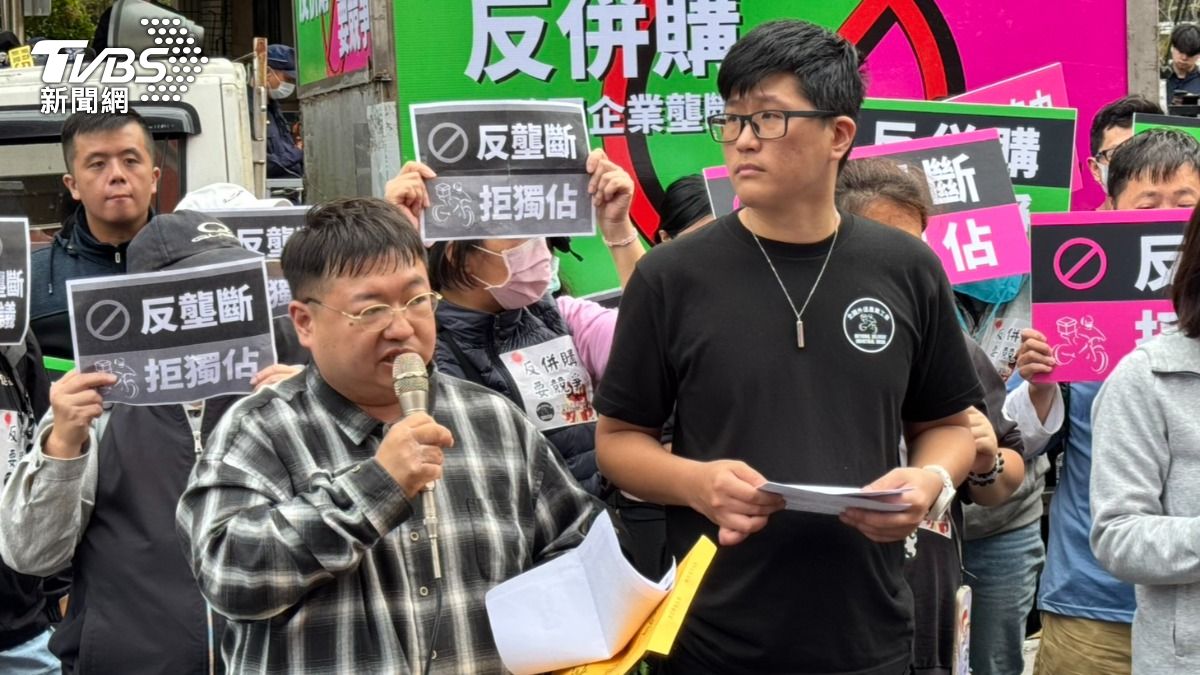 外送產業工會今集結外送員至公平會門口抗議，呼籲公平會否決併購案。（圖／謝佩穎攝）